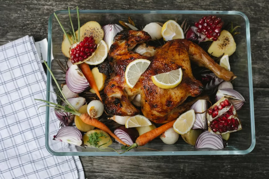 frango assado com batatas e legumes